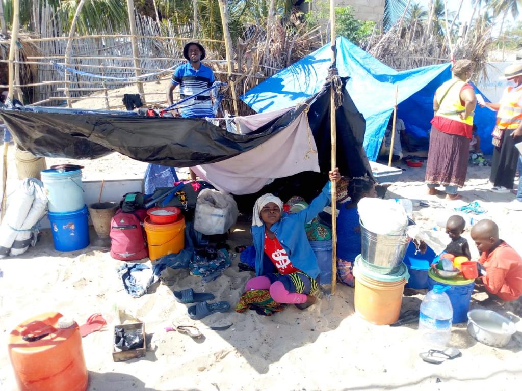 Tra gli sfollati del Nord del Mozambico, in fuga dalle violenze, bisognosi di aiuto e di pace